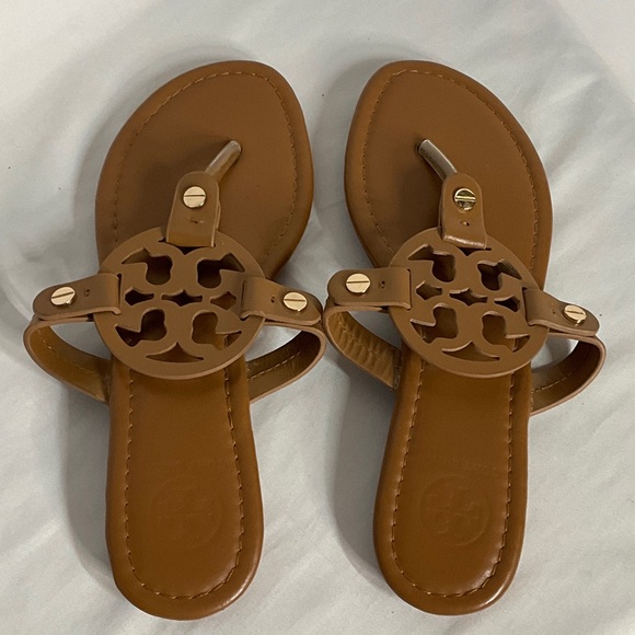 Tory Burch Brown Sandals with Logo Cutout - Picture 5 of 6